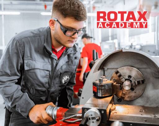 Ein Mitarbeiter arbeitet an einer Drehbank in der Rotax-Academy
