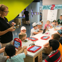 Kinder spielen mit Tablets im Rahmen eines RIC2School Workshops
